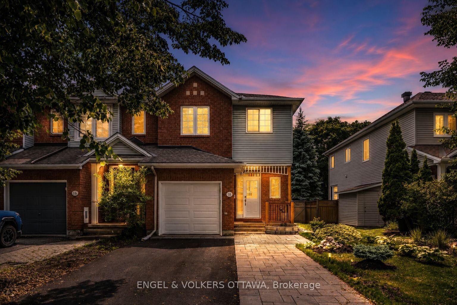 Property Photo: 18 Cambray Lane ON K2K 3C3