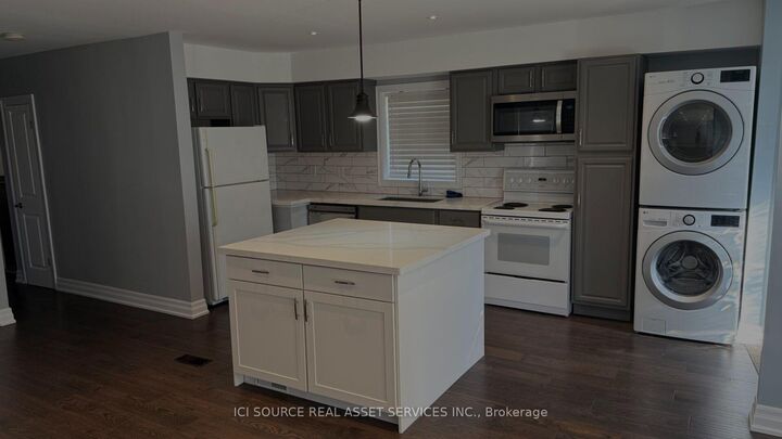 Property Photo:  17 Hubert Avenue Main Fl  ON M1K 1Z7 