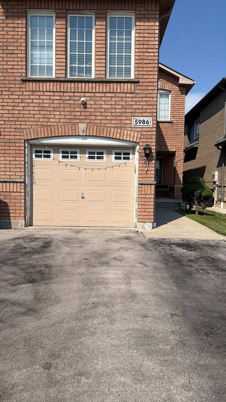 Property Photo:  5986 Gant Crescent  ON L5V 2T6 