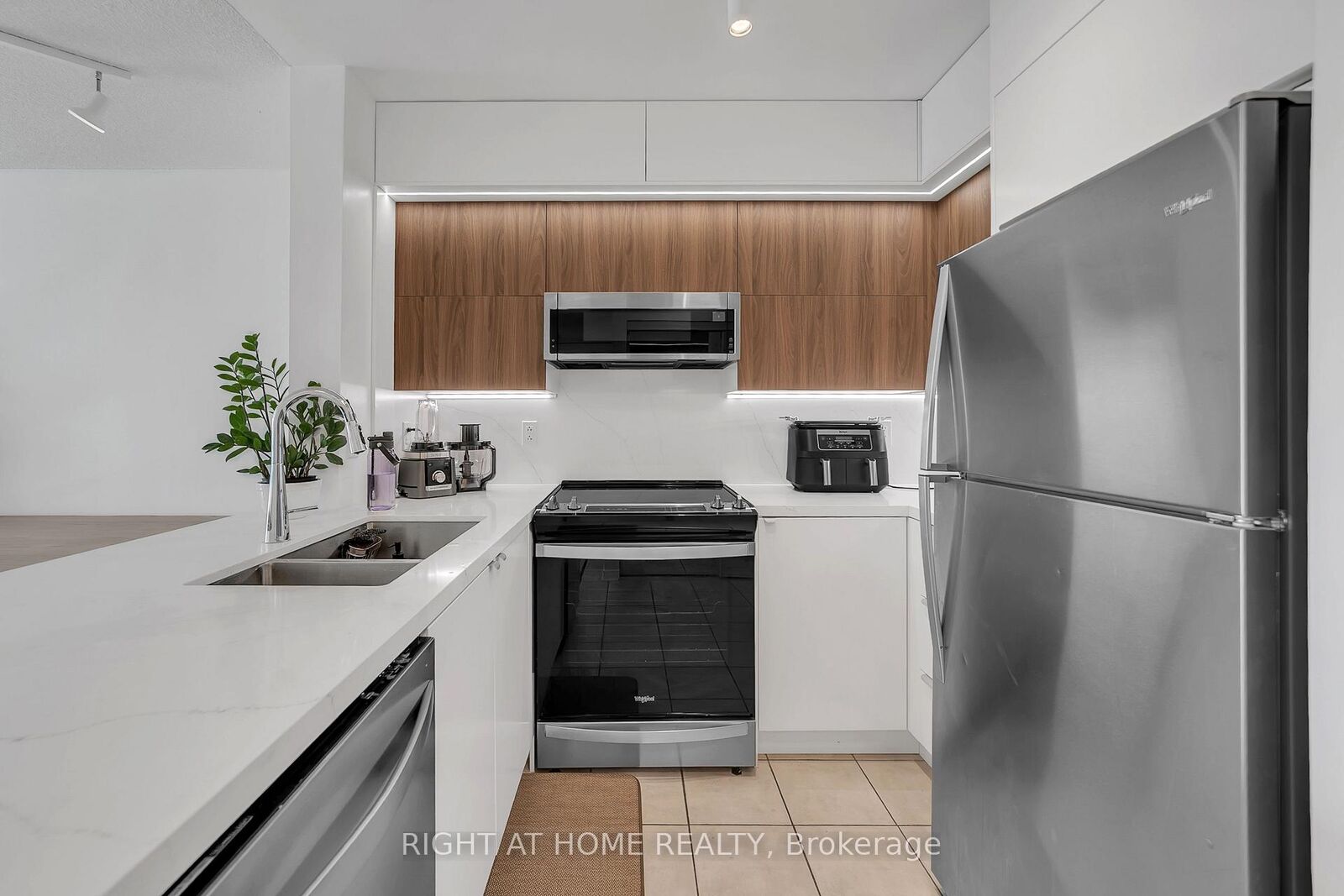 Property Photo:  11 Oneida Crescent 1202  ON L4B 0A1 