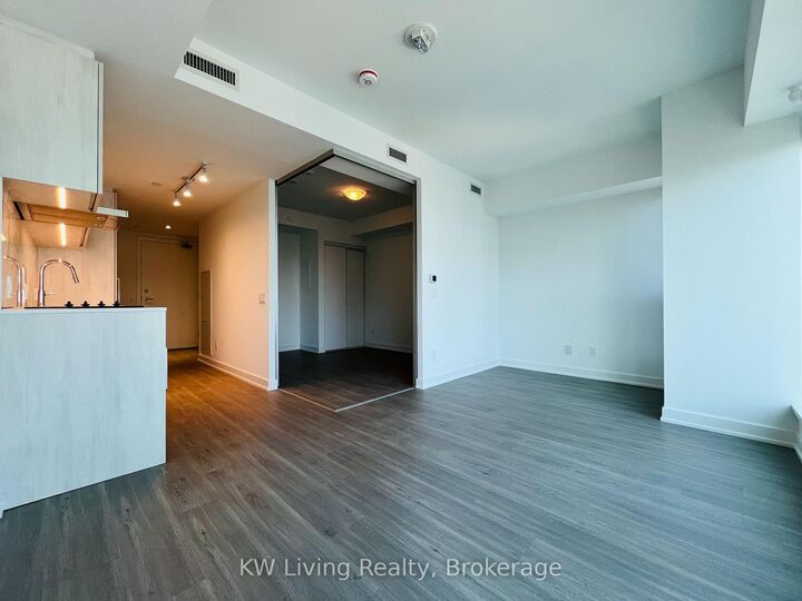 Property Photo:  8 Wellesley Street W 5001  ON M4Y 0J5 