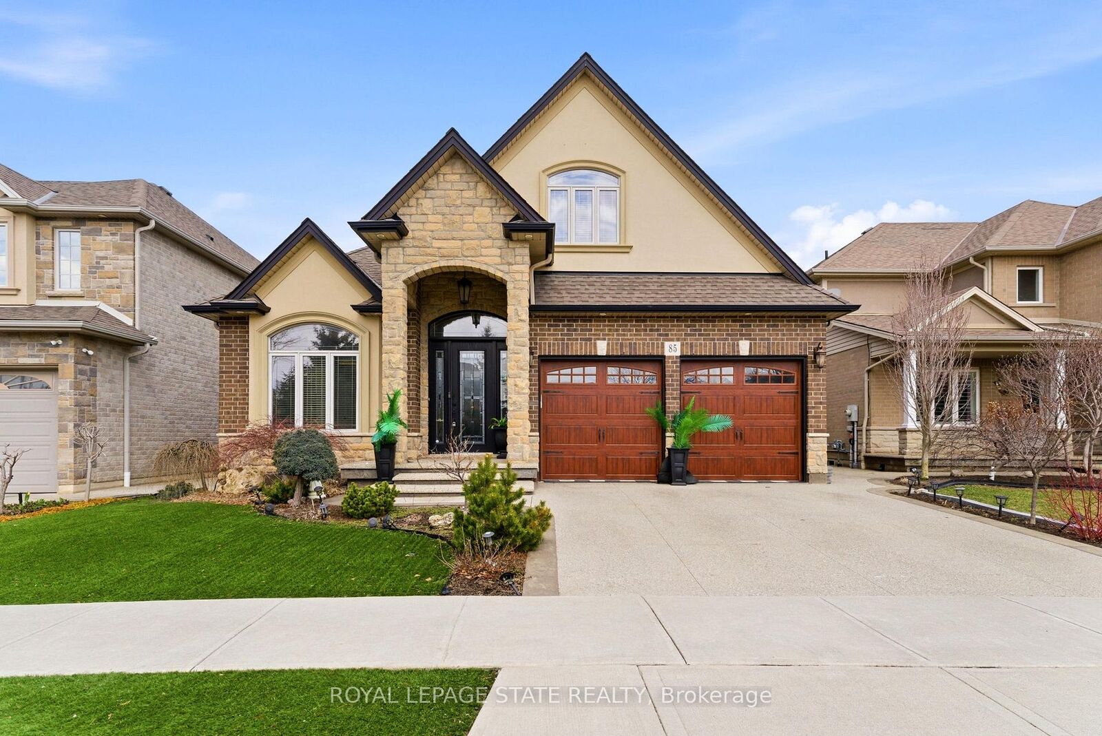 Property Photo: 85 Hillcroft Drive ON L9J 3W9