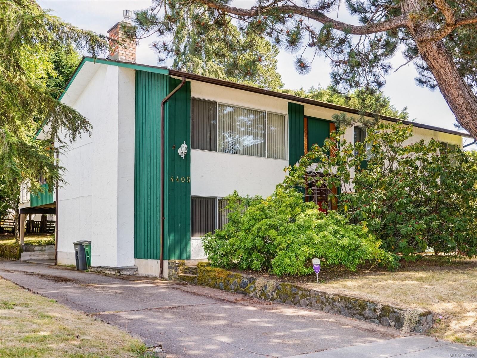 Property Photo: 4405 Tyndall Ave BC V8N 3S3