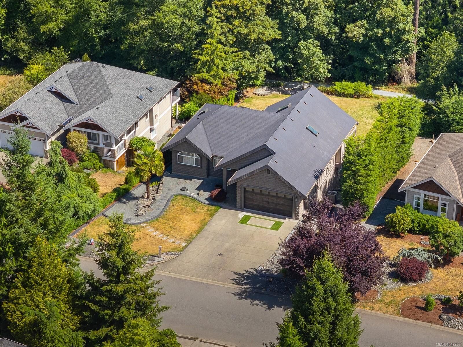 Property Photo: 2544 Kinnoull Cres BC V8H 1H3
