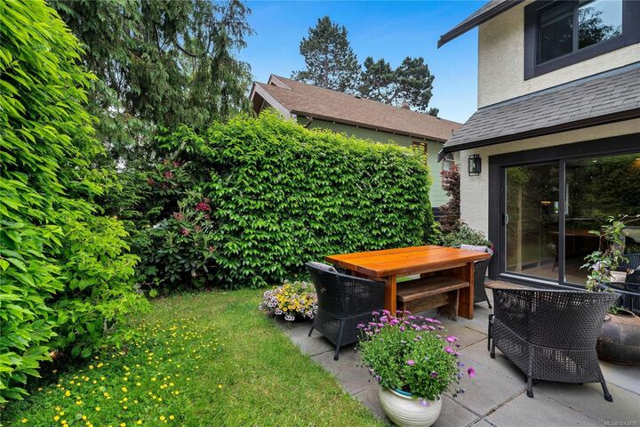 Property Photo: 977 Convent Pl #9 BC V8V 2Y9