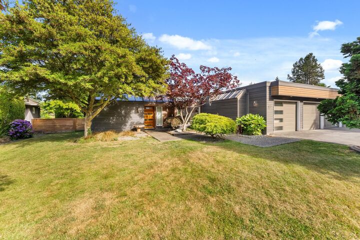 894 Eden Crescent — photo 1