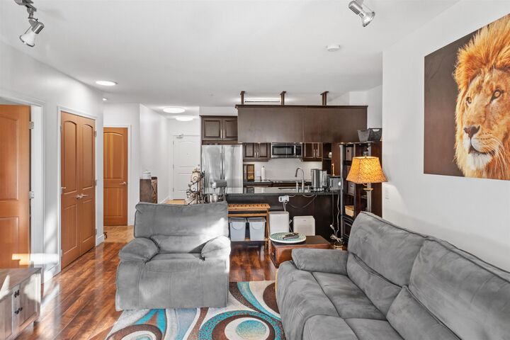 Property Photo: 11887 Burnett Street 301 BC V2X 6P6