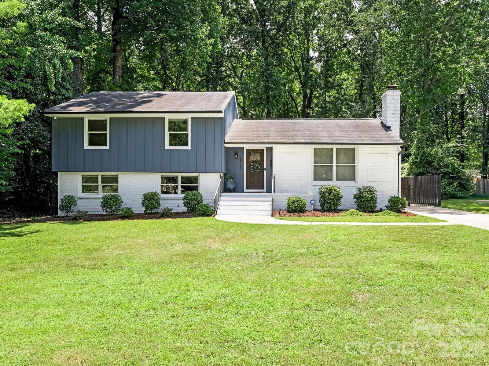 Property Photo: 3928 Kitley Place NC 28210