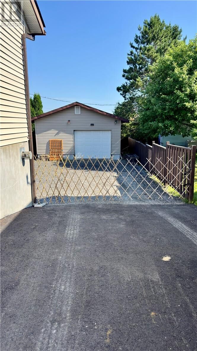 Property Photo:  118 Hillcrest Drive  ON P3Y 1A3 