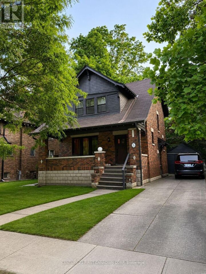 Property Photo: 5 Clenray Place ON N6A 3Y9