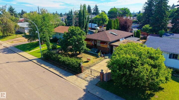 Property Photo:  10407 45 Street NW  AB T6A 1W8 