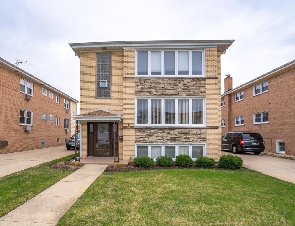 Property Photo:  8465 W Berwyn Avenue 1  IL 60656 