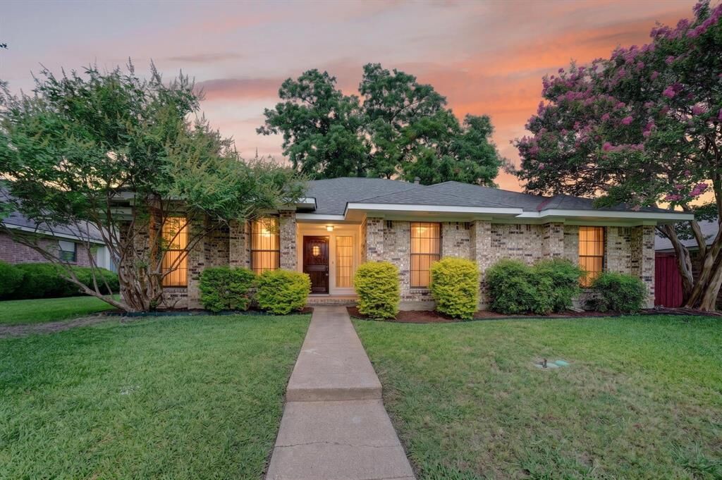 Property Photo: 806 Lake Meadows Circle TX 75087