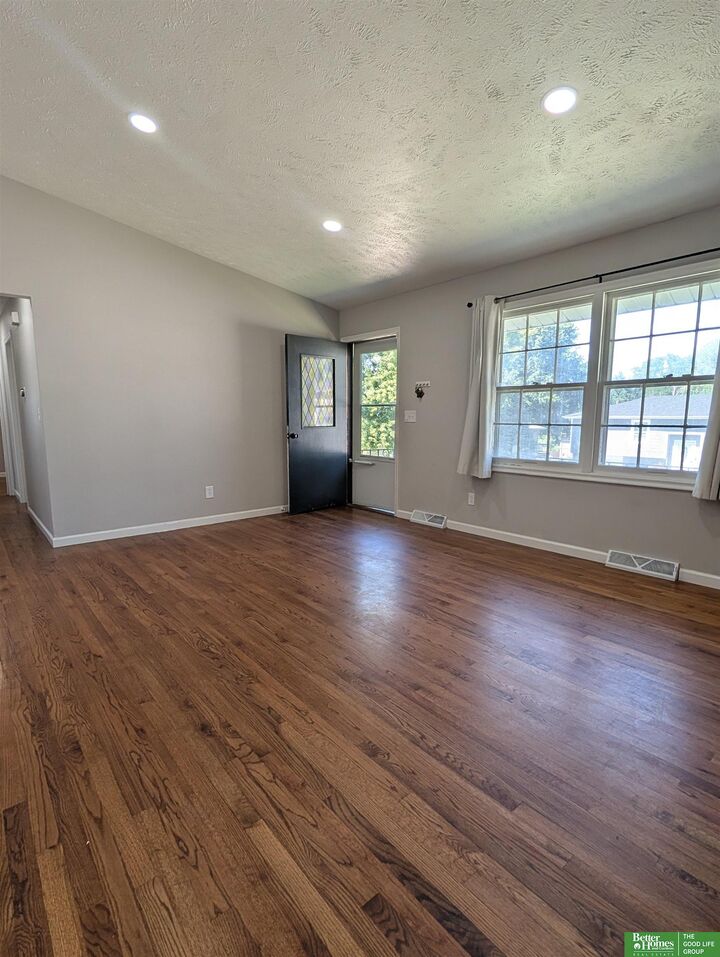 Property Photo: 7305 S 33rd Street NE 68147