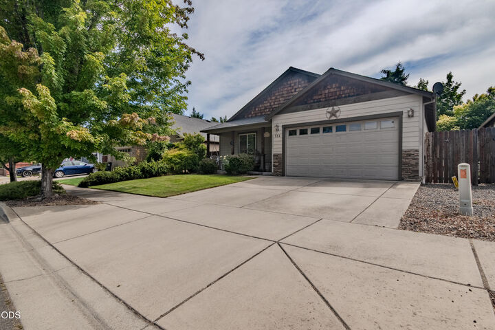 Property Photo: 751 Tivoli Drive OR 97501