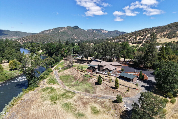 Property Photo: 1600 N Second Avenue OR 97525