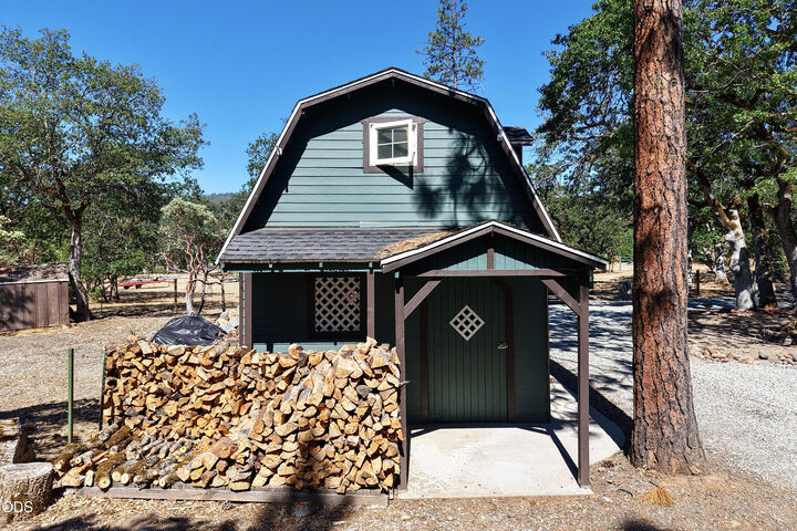 Property Photo: 332 Rene Drive OR 97539