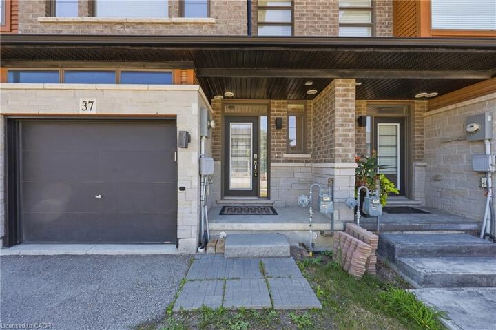 Property Photo:  