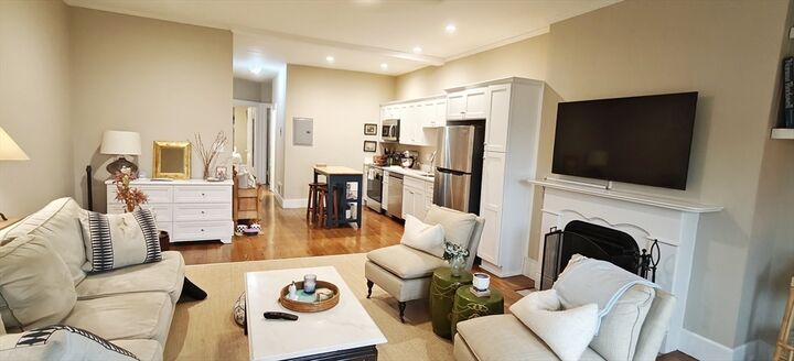 Property Photo: 387 Beacon St 6 MA 02116
