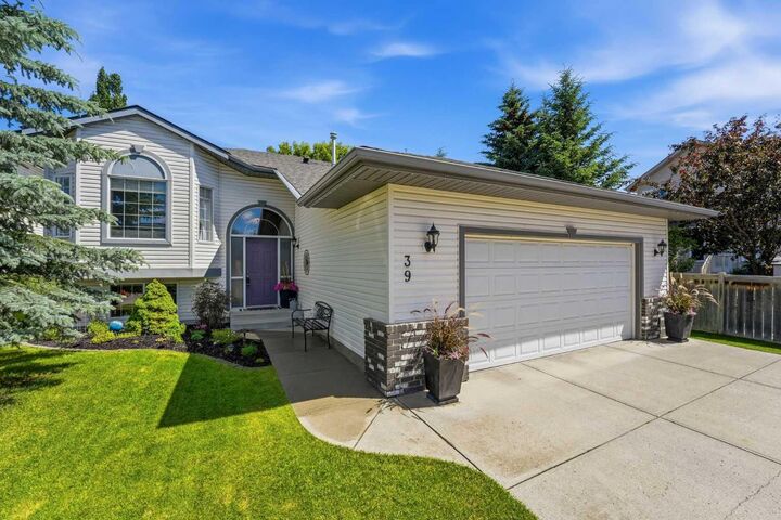Property Photo:  39 West Terrace Crescent  AB T4C 1R7 