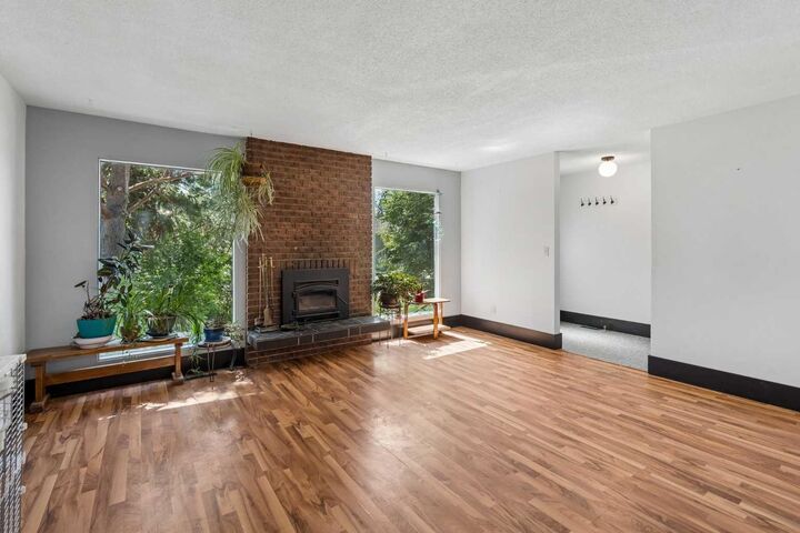 Property Photo:  2524 106 Avenue SW  AB T2W 2H9 