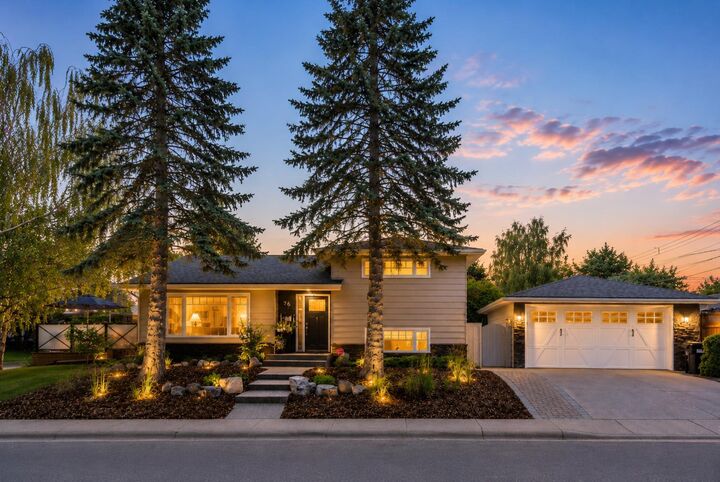 Property Photo:  76 Chinook Drive SW  AB T2V 2P9 