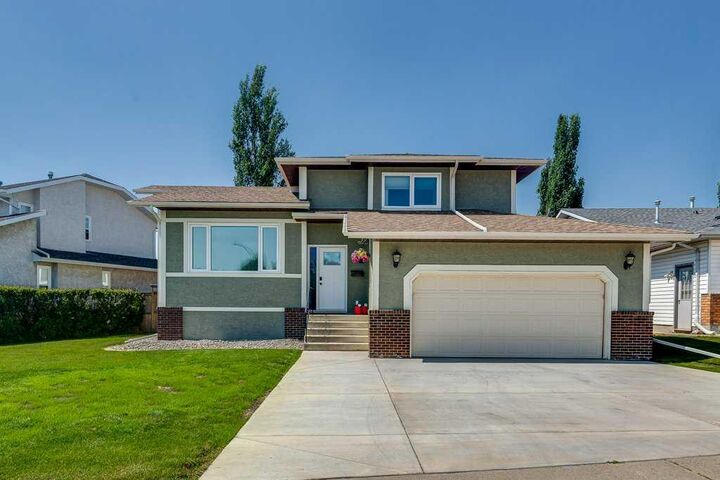 129 Duncan Crescent — photo 1