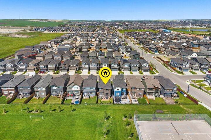 Property Photo: 693 Creekmill Court SW AB T4B 5L3