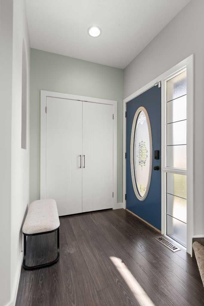 Property Photo:  440 Spruce Way SE  AB T1B 4L5 