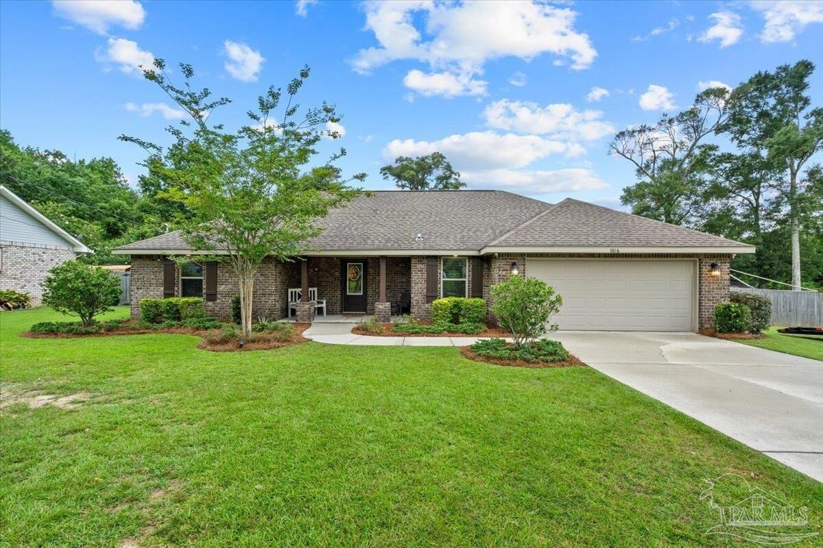 Property Photo: 1016 Rachel Cir FL 32533