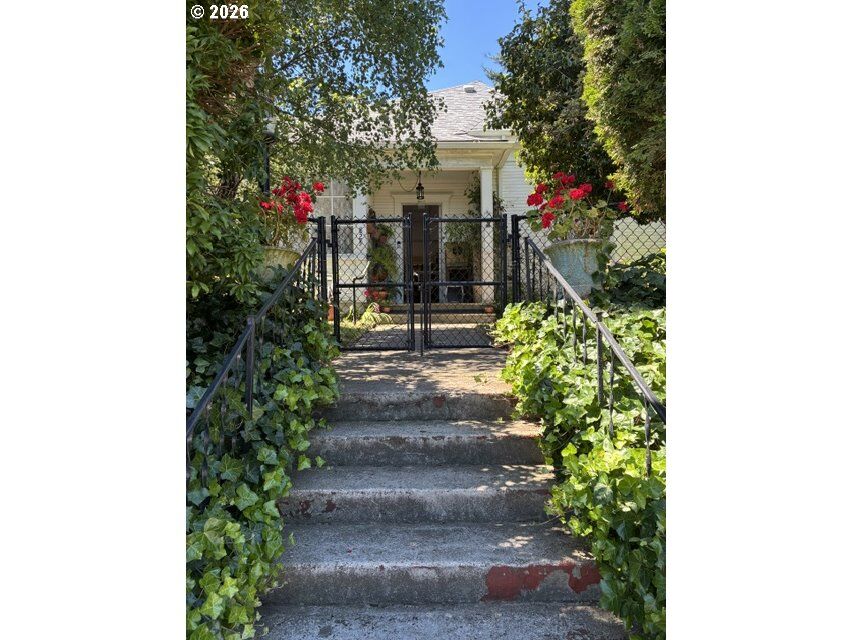 Property Photo:  829 Florida St  OR 97459 