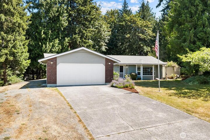 Property Photo:  118 N 38th Place  WA 98273 