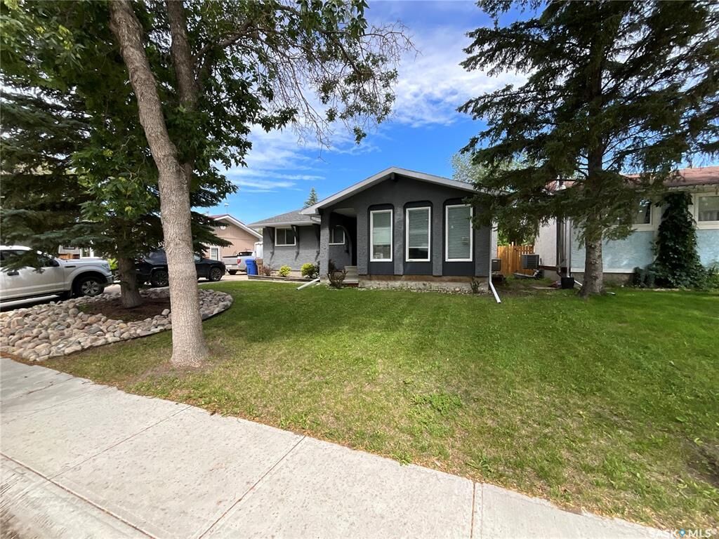 Property Photo:  10 Mackenzie Crescent  SK S4N 5G5 
