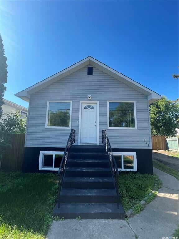 Property Photo: 911 23rd Street W SK S7L 0A5
