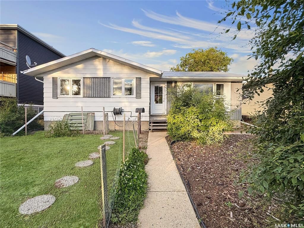 Property Photo: 33 7th Avenue NE SK S9H 2N2
