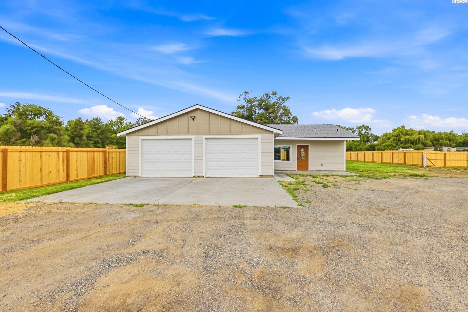 Property Photo: 1001 E 7th Street WA 99320