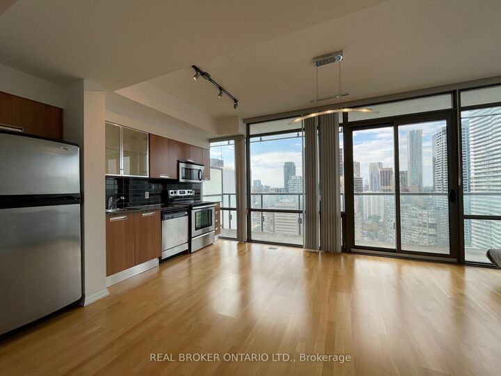 Property Photo: 37 Grosvenor Street 3105 ON M4Y 3G5