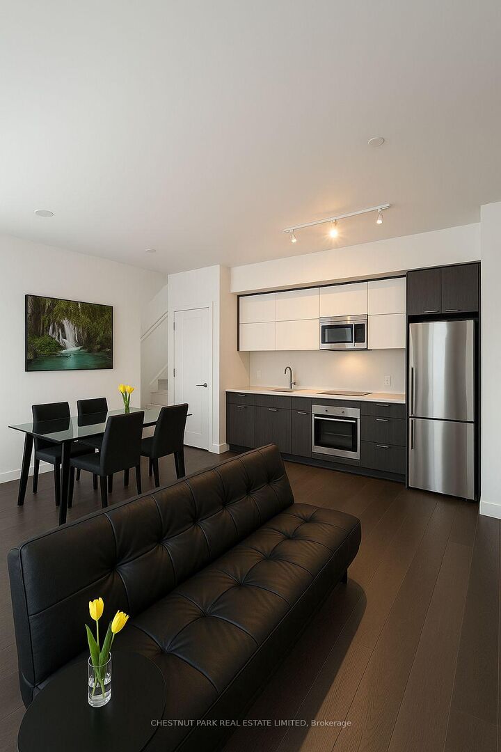 Property Photo: 68 Shuter Street Th 2 ON M5B 1B4