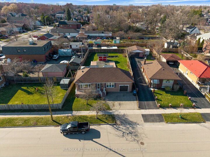 Property Photo:  951 Atwater Avenue  ON L5E 1M4 