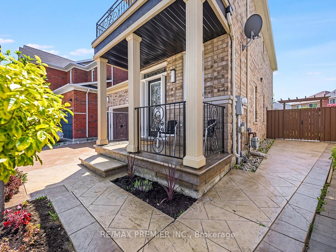 Property Photo: 6 Lockburn Crescent ON L7A 3W7
