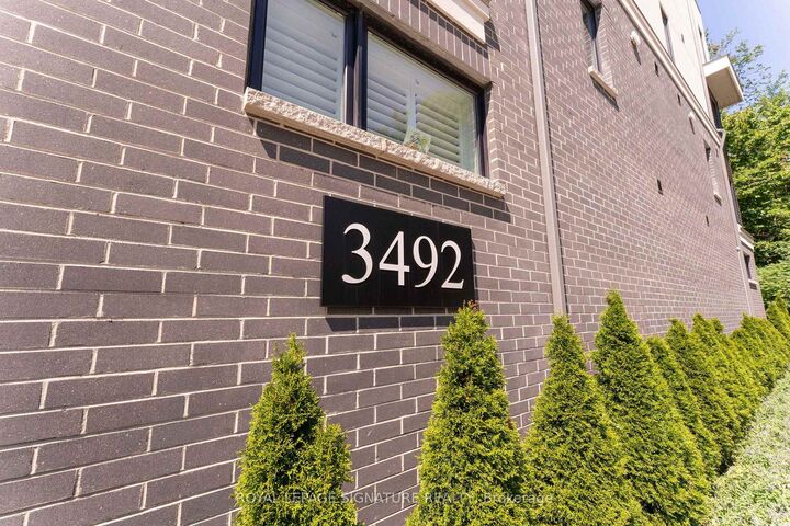 Property Photo: 3492 Widdicombe Way 17 ON L5L 2M5
