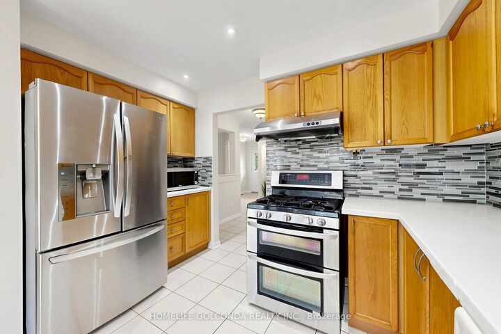 Property Photo: 933 Glenbourne Court ON L1K 2P8
