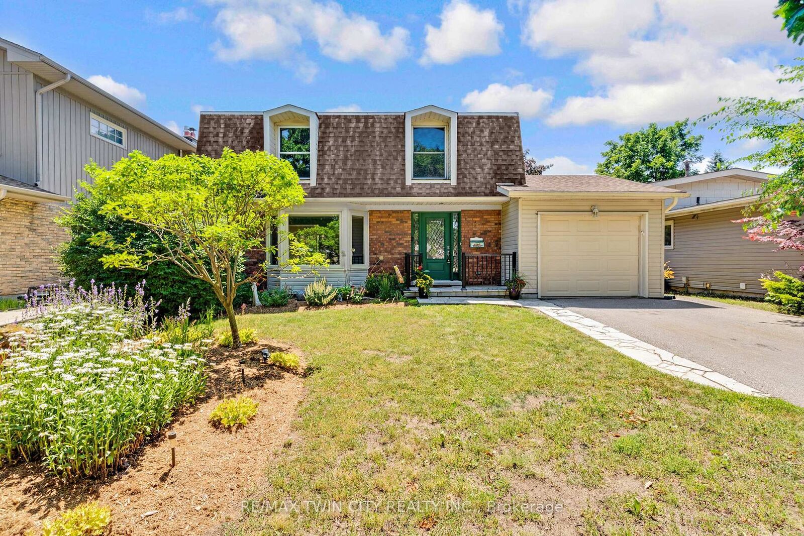 Property Photo: 15 Lewis Crescent ON N2A 2T7