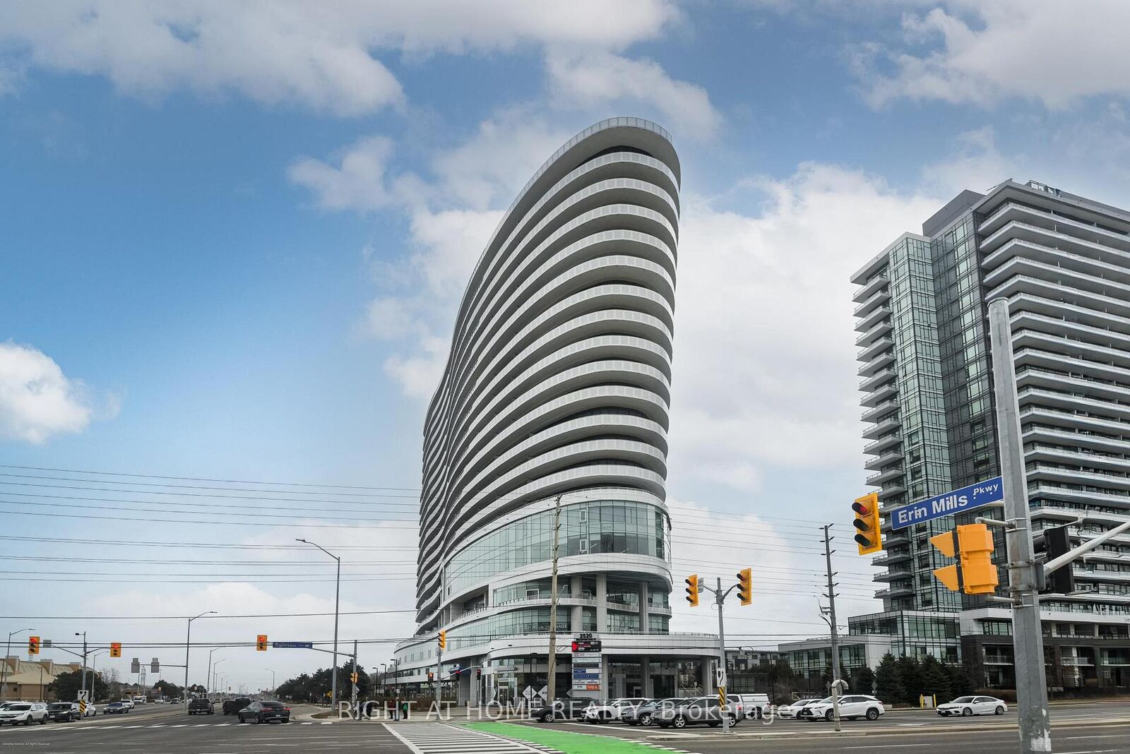 Property Photo: 2520 Eglinton Avenue W 1602 ON L5M 0Y4