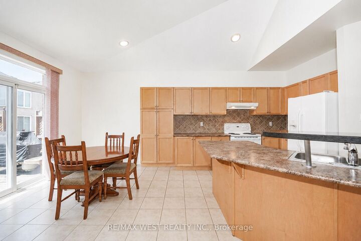 Property Photo: 21 Mira Vista Place ON L4H 1K9