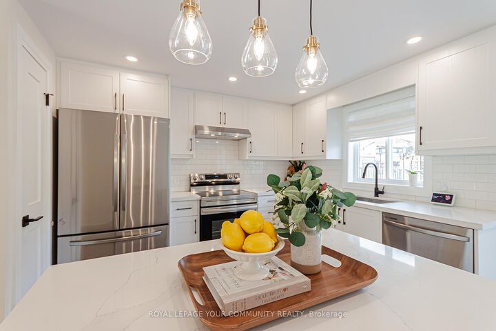 Photo de la propriété:  5 Selkirk Crescent  ON L4N 8G2 