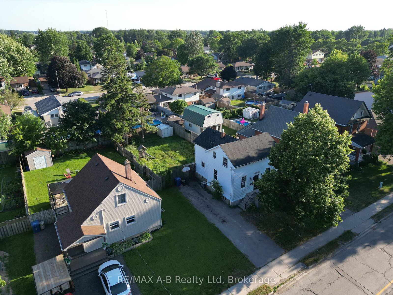 Property Photo:  103 Norfolk Street  ON N5A 3Y7 