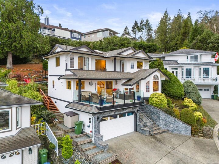 Property Photo: 552 Marine Pl BC V8H 0K8