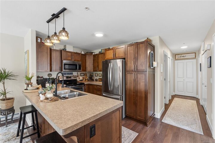 Property Photo: 4442 Hedgestone Pl #202 BC V9T 0E6