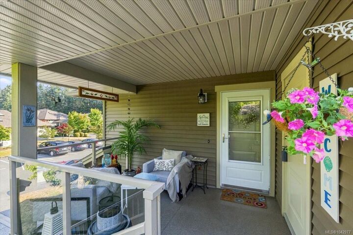Property Photo: 4442 Hedgestone Pl #202 BC V9T 0E6